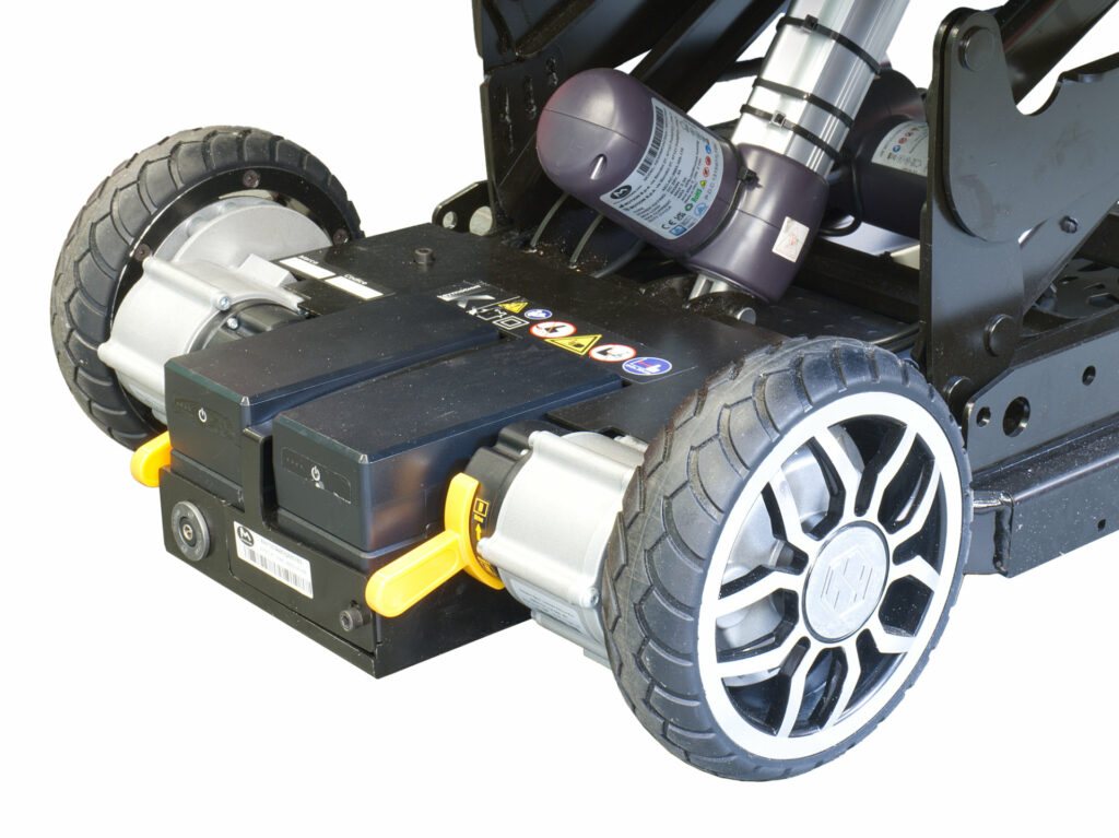 grandi ruote motrici posteriori sbloccate per movimentazione manuale poltrona automatica motorizzata robotica per disabili e anziani