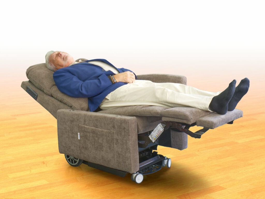 poltrona relax robotica disabili e anziani posizione automatica zero gravity con persona