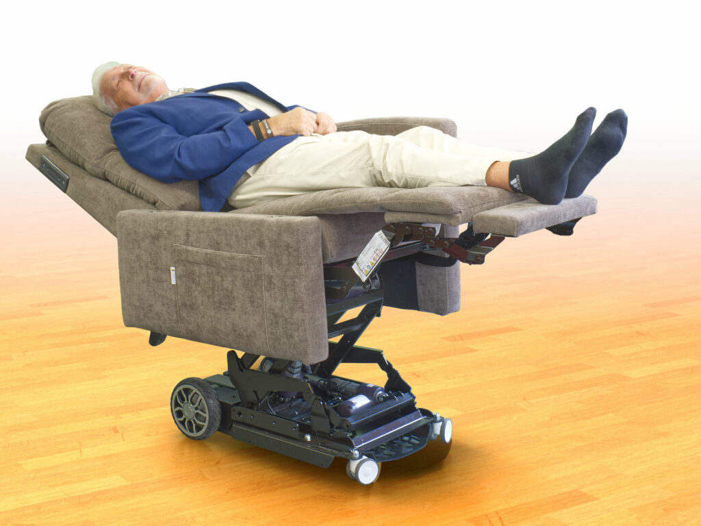 sollevamento verticale automatico con persona poltrona relax robotica disabili in posizione zero gravity